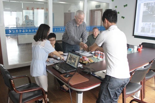 惠合同事與澳大利亞不銹鋼儲罐客戶洽談現(xiàn)場2