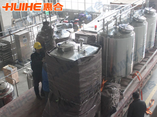 茶飲料生產線設備裝車中